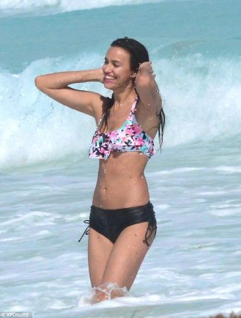 Irina Shayk floral bikini in Mexico photo 2