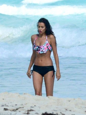 Irina Shayk floral bikini in Mexico photo 4