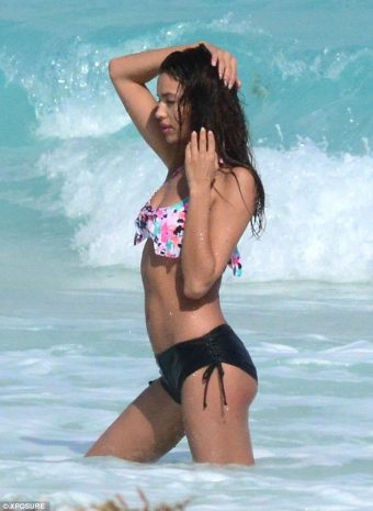 Irina Shayk floral bikini in Mexico photo 6