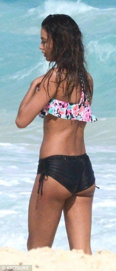 Irina Shayk floral bikini in Mexico photo 7