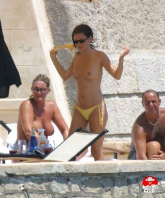 Actress-Anna-Friel-topless-bikini-poolside