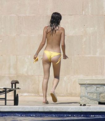 Actress-Anna-Friel-topless-bikini-poolside