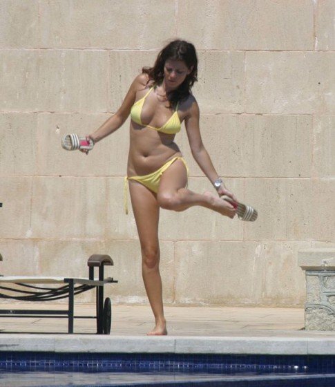 Actress-Anna-Friel-topless-bikini-poolside