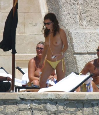 Actress-Anna-Friel-topless-bikini-poolside