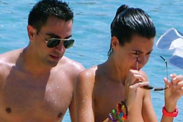 Watch your eyes! Xavi’s wife topless nipple poking