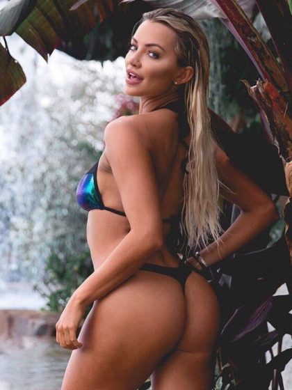 Lindsey Pelas decided to show us her back too…