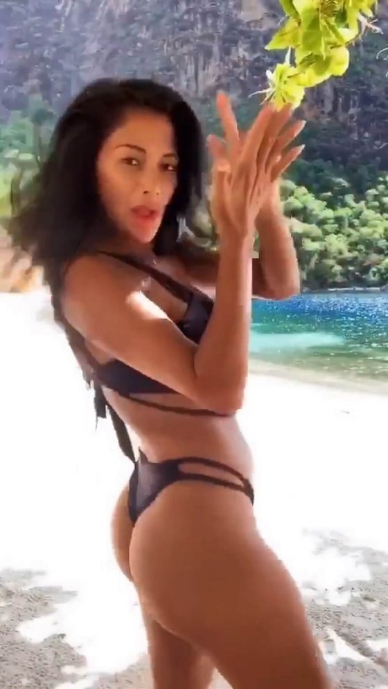 Nicole Scherzinger-bikini-fun