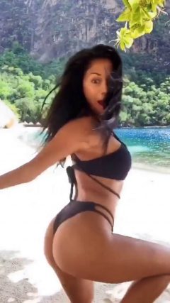 hot American singer sexy buttocks