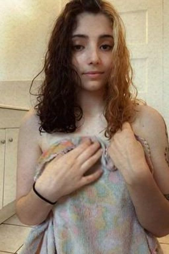 Teen girl uncovered (gif)