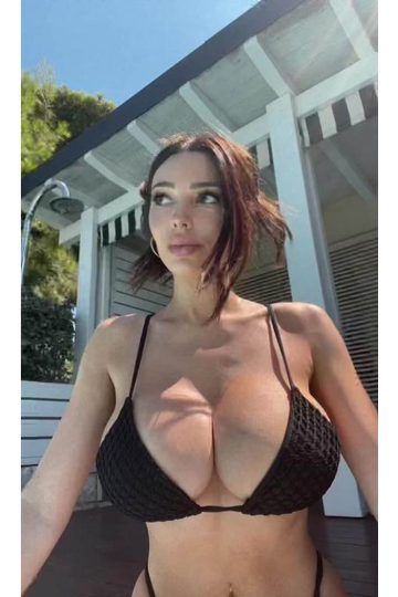 7+1 TikTok boobs videos: Big cleavage motion!