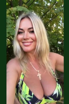 hot woman with big cleavage on tiktok