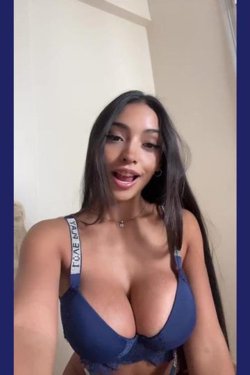 Hot TikTok busty fit babe (gif)