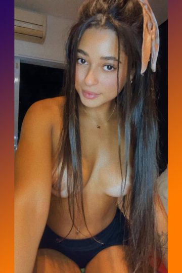 Topless Teen sweetness can’t hide! (gif)