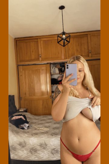 Chubby blondes have the best boobs? (gif)