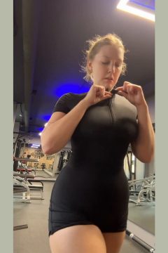 amateur flashing her boobs on the treadmill in the gym