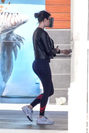 Emma Stone buttocks in yoga pants