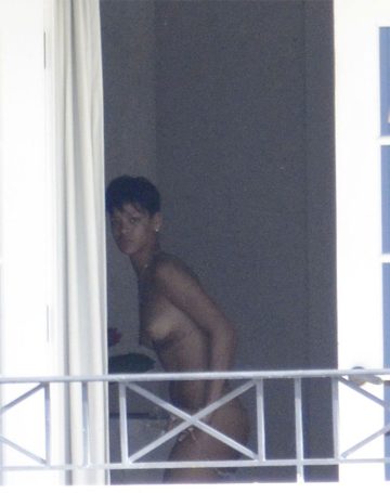 Rihanna Caught Naked changing into her hotel room (3 photos)