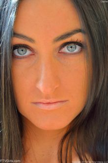 sexy girl gorgeous eyes