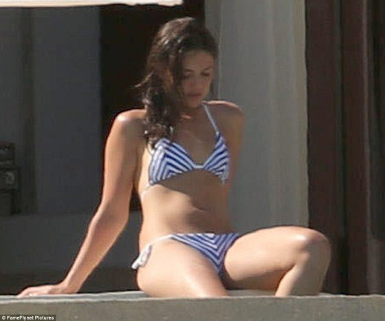  Danielle Campbell hot bikini body